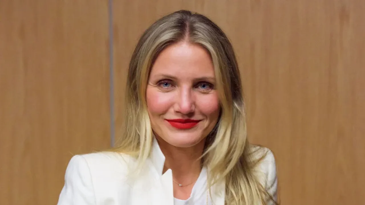 Farewell to Sharp Edges: Cameron Diaz’s Living Room Sets the 2026 Curved Furniture Trend